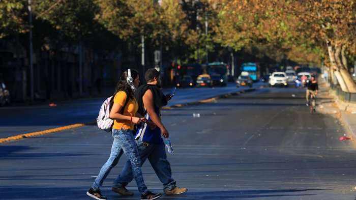 Sigue el sol, pero baja la temperatura en la RM: El pronóstico del tiempo para este martes 25 de octubre