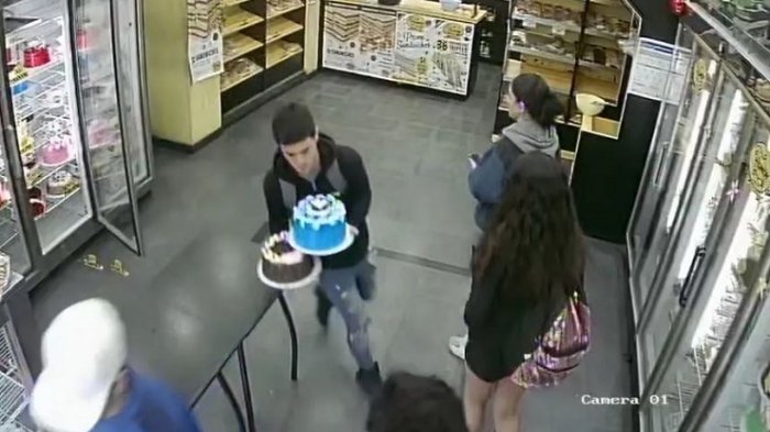 Insólito asalto en panadería argentina: Delincuentes amedrentaron a trabajador y se llevaron hasta tortas