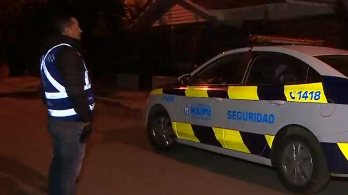 Fue a comprar remedios para su hija enferma y al regresar a casa sufrió violento portonazo en Maipú