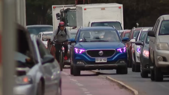 Imprudente práctica en plena hora punta: Conductores usan ciclovía para evadir el taco en Lampa