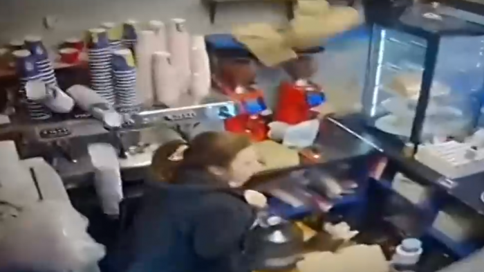 Impactante: Captan momento exacto en que dos misiles caen a metros de una cafetería en Kiev