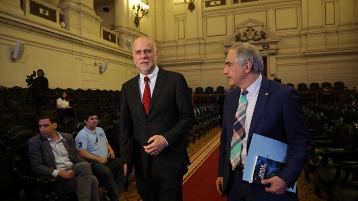 Con silbato en mano: Fuerzas políticas definen árbitro que velará por el nuevo proceso constitucional