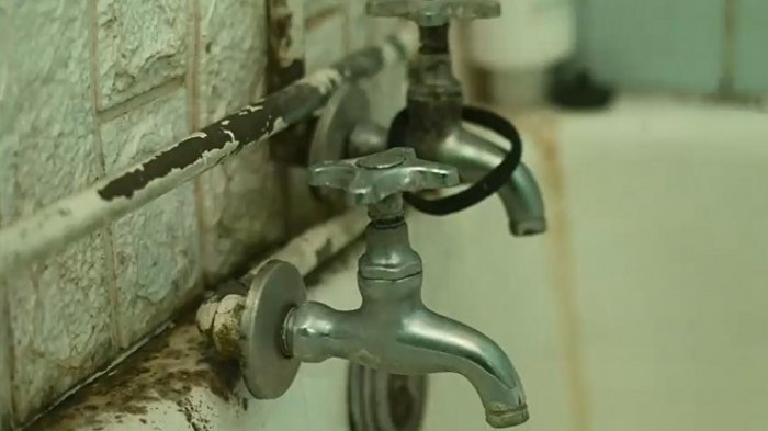 El sueño que se cae: Así de deterioradas están las viviendas sociales de los 80