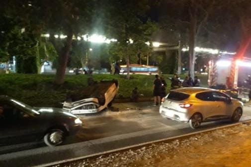 Socavón generó grave accidente en Maipú: Auto terminó volcado en plena vía pública