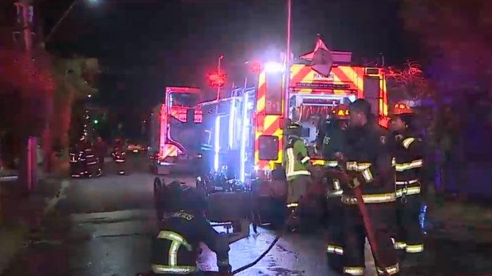 Bomberos evacuó a 200 residentes de edificio por incendio: Se habrían escuchado explosiones minutos antes