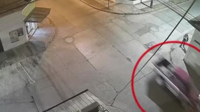 Chocó cinco vehículos y huyó: El conductor iba a exceso de velocidad y perdió el control de la camioneta