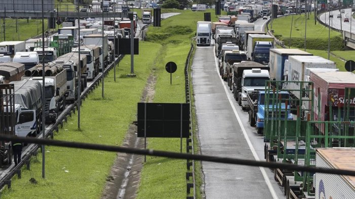 Continúan los bloqueos de camioneros en Brasil tras triunfo de Lula: Bolsonaro se mantiene en silencio