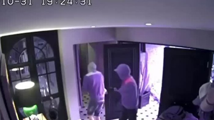 Le pidieron ayuda a la dueña de casa para encontrar objetos de valor: Violento asalto en La Reina