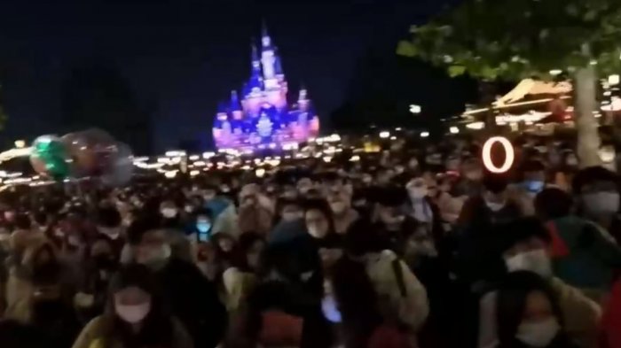 ¿Cuarentena en Disneyland? Así se vivió el confinamiento de miles de personas por brote de COVID-19