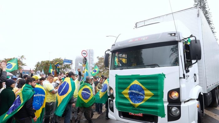 Máxima tensión en Brasil: Bolsonaristas piden golpe de Estado, mientras el mandatario llama a liberar rutas