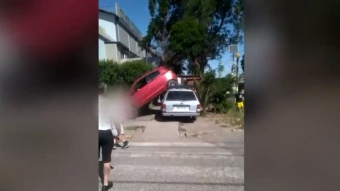 Pareja fue chocada intencionalmente tras discusión vial: Mujer denunció golpes contra el pavimento