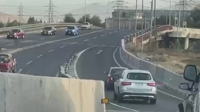 En menos de un minuto: Testigos registran encerrona realizada a plena luz del día en Autopista Central