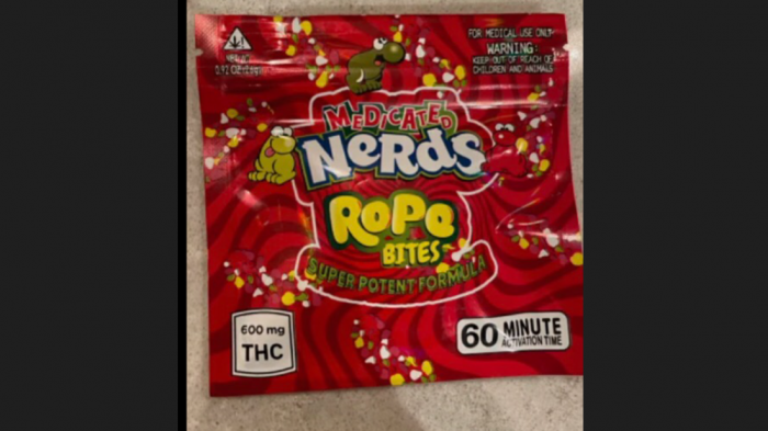 ¿Dulce o droga? Pareja de la tercera edad arrestada por dar caramelos de marihuana a niños en Halloween