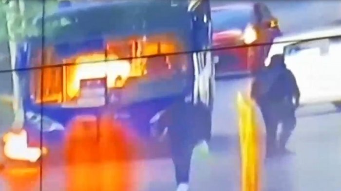 Encapuchados queman bus del transporte público en Macul: Lanzaron una bomba molotov tras amedrentar al chofer