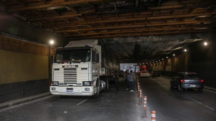 Camión atascado en Providencia: ¿Quiénes son los responsables de la correcta instalación de la señalética?