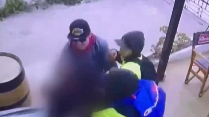 Usaron hasta sillas: Trabajadores de restaurante y cuidadores de autos protagonizan brutal pelea en Algarrobo
