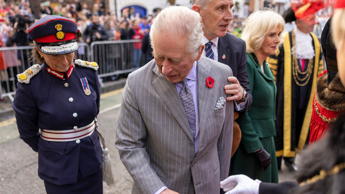 Graban a sujeto que intentó lanzar huevos al rey Carlos III en Inglaterra: Fue detenido por la policía