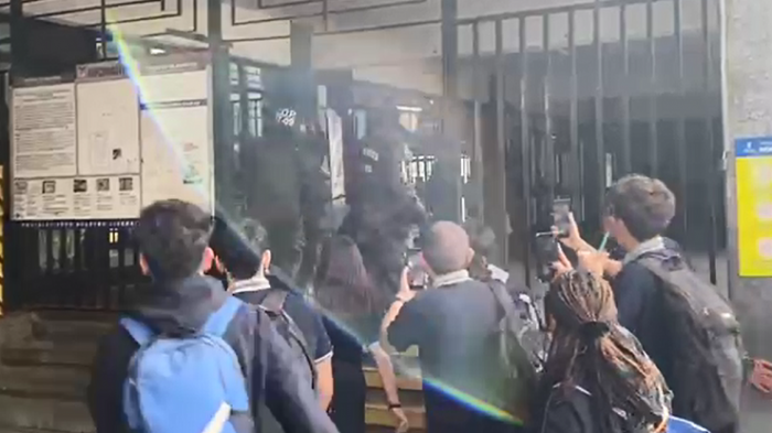 Reportan graves incidentes en el Instituto Nacional: Estudiante habría sido apuñalado