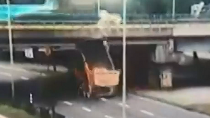 Camión protagonizó impresionante accidente en puente de Concepción: Conductor quedó atrapado en la máquina