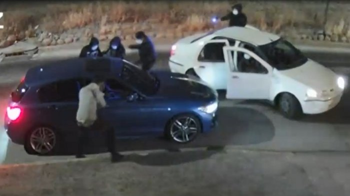 Para encandilar a las víctimas: Banda utiliza linternas y armas para realizar violentos robos