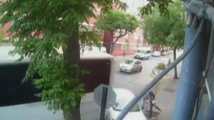 Captan momento exacto en que un bus chocó a fiscalizadores para evitar control en Santiago Centro