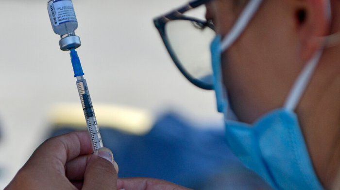 Minsal extiende vacuna bivalente a personas mayores de 60 años: ¿Desde cuándo puedes recibirla?