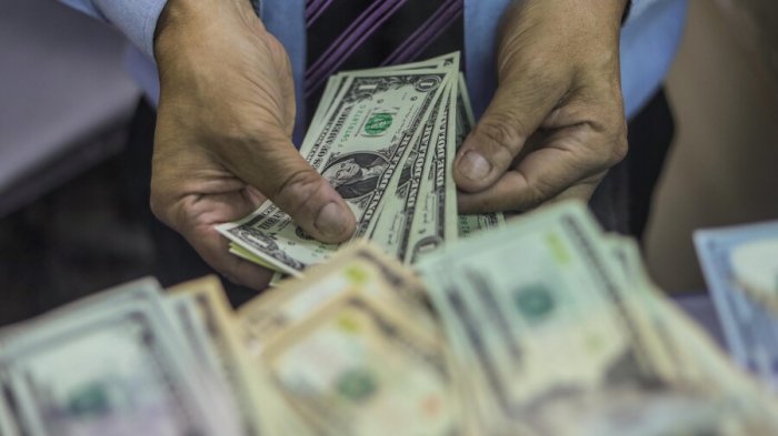Dólar sigue a la baja y cerró este viernes en $893, su mayor descenso desde el 30 de marzo