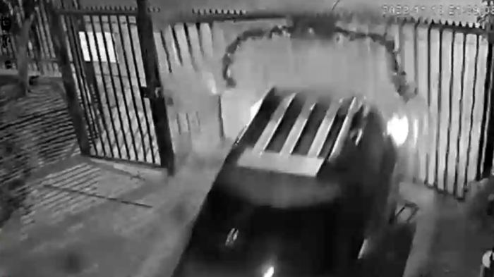 Asaltantes destruyen el portón de pasaje para robar auto: Víctima los había encerrado para frustrar el delito