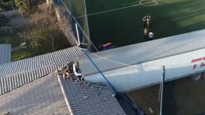 Familia lleva un mes con camión incrustado en su casa y denuncia que empresa responsable se niega a retirarlo