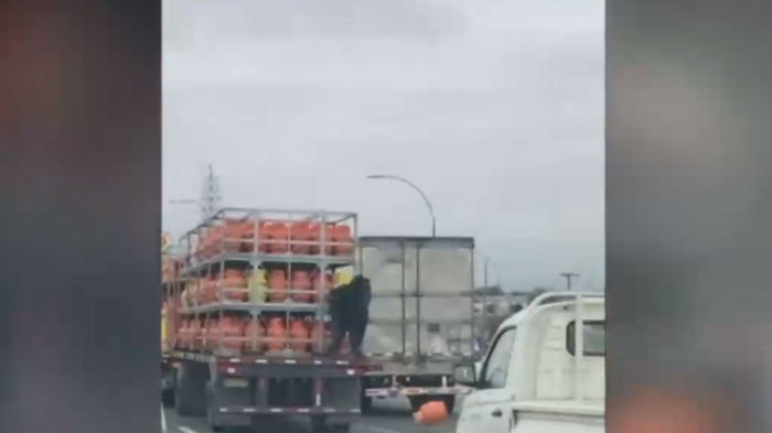 En plena autopista: Captan a ladrones robando cilindros de gas y huyendo por la carretera
