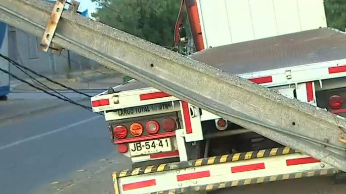 Camión botó 14 postes de luz en San Joaquín y dejó a todo el sector sin servicio eléctrico