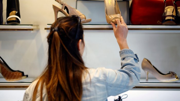 Sernac alerta por riesgo químico en zapatos vendidos en multitienda: ¿Cómo se realizará el reembolso?