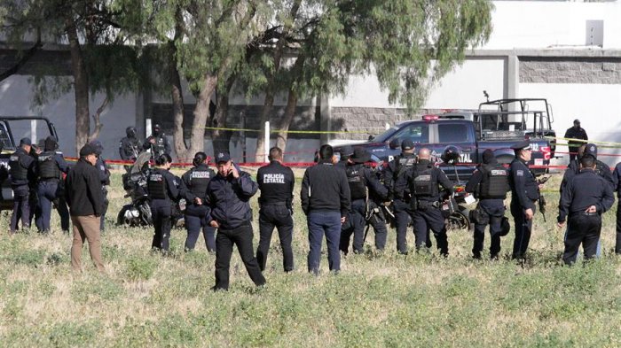 Entre los fallecidos está el secretario de Seguridad del Estado: Helicóptero en pleno vuelo se cae en México