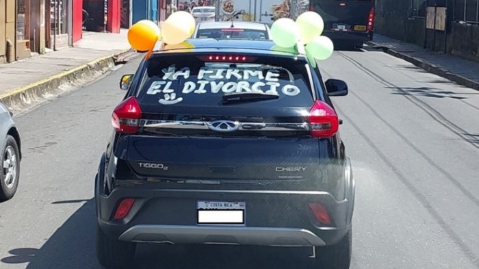 Hombre celebró su divorcio pintando y decorando su auto: 