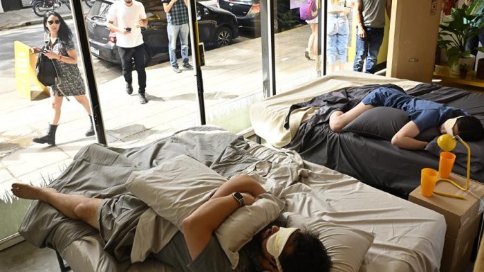 Empresa que vende colchones ofreció pagar $56 mil pesos por dormir siesta en su local