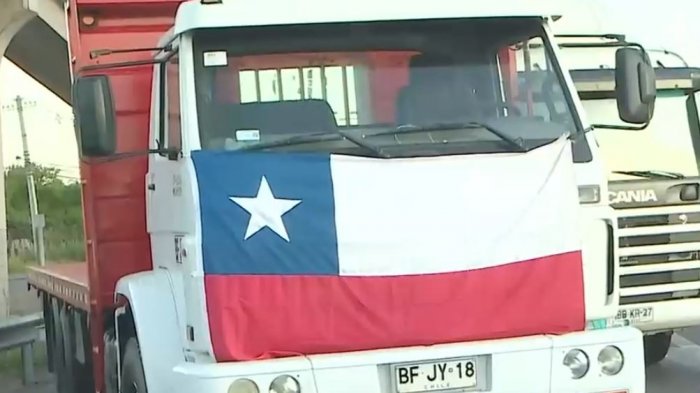 Camioneros iniciaron paro nacional bloqueando diversas rutas del país