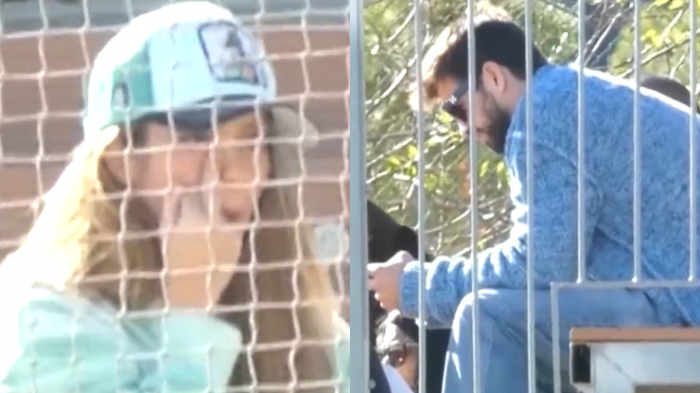 ¿Dirigido a Piqué? Captan a Shakira levantando el dedo del medo en pleno partido de su hijo