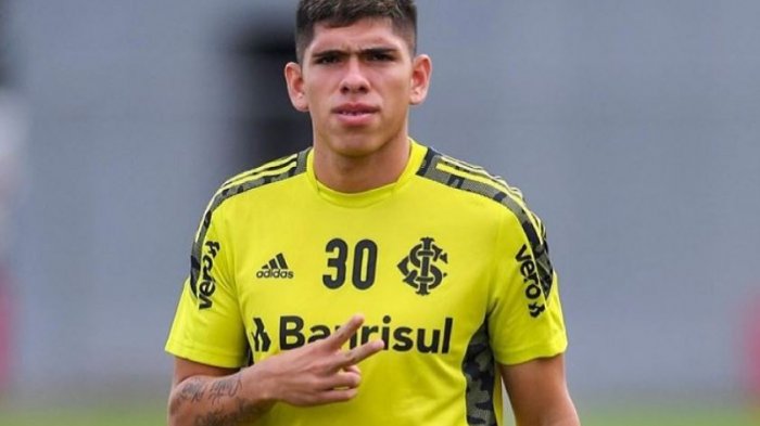 Detienen al futbolista Carlos Palacios tras denuncia por amenazas de muerte a su ex pareja