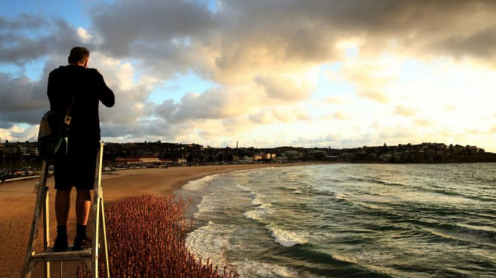 Spencer Tunick vuelve con su original técnica: Fotografió a dos mil personas desnudas en playa de Australia