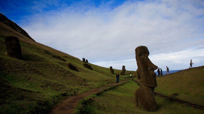 A dos meses del incendio: Unesco financiará la reparación de moais y restos arqueológicos quemados en Rapa Nui