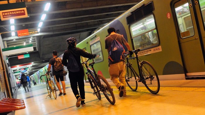 Ya se puede subir la bicicleta al Metro: ¿Qué días y cómo se hace para viajar con este medio de transporte?