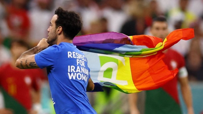 Qatar 2022: Hombre ingresó a la cancha con bandera LGBTIQ+ y mensaje a favor de mujeres iraníes