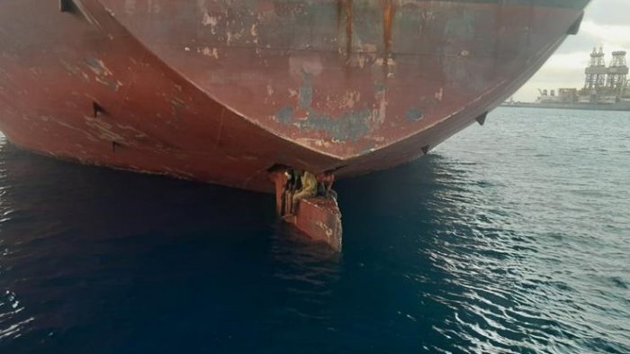 La peor cara de la migración: Hombres viajaron 11 días amarrados al timón de un barco desde Nigeria a España