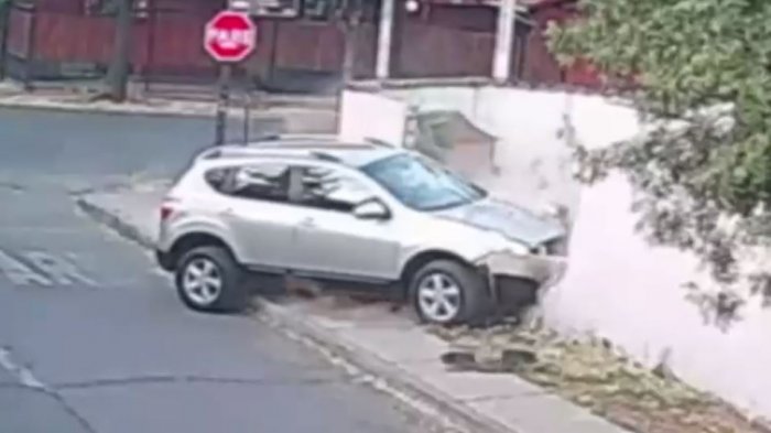 Mujer chocó contra una casa al escapar de encerrona: Cámaras captaron la cinematográfica huida