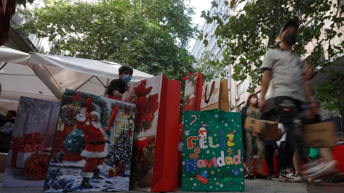 Desde no portar dinero en efectivo a salir acompañados: Consejos para evitar robos en las compras navideñas