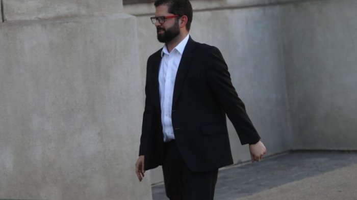 Encuesta Criteria: Aprobación del pdte. Boric llega a nivel más bajo desde el inicio de su gestión