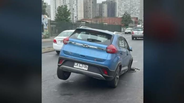 Chile a medias: Auto quedó gravemente dañado tras accidentarse con alcantarilla sin tapa