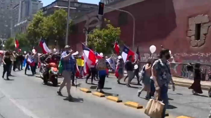 Con banderas y criticada presencia de 