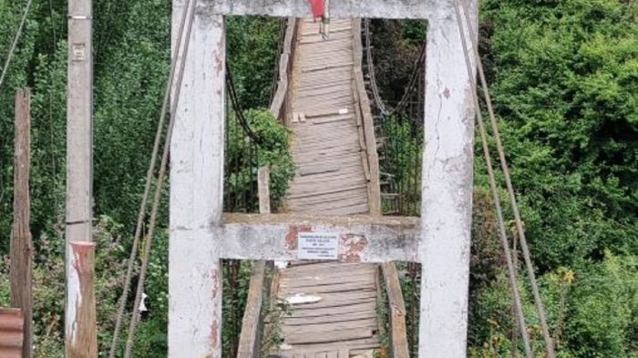 Puente colgante en San Antonio tiene a vecinos en vilo: Lo cruzan a diario pese a alerta de 