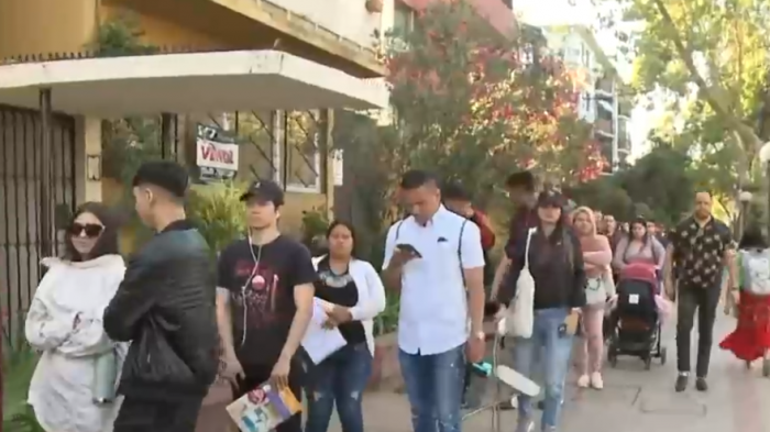 Se juntaron más de 100 personas: Vecinos denuncian largas filas afuera de la embajada de Venezuela